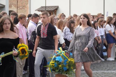 Lutsk, Ukrayna, 27 Mayıs 2023: Ulusal Gıda Teknolojileri Üniversitesi 'nin Volyn Profesyonel Koleji öğrencilerine takdirname