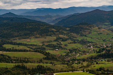 Muhteşem panoramik manzarası güçlü Karpatlar dağlar ve güzel mavi gökyüzü arka plan üzerinde iğne yapraklı orman. Vahşi bakire Ukraynalı doğa güzelliği. Sükunet