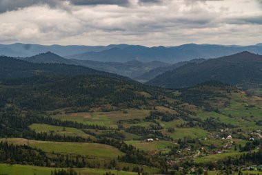 Muhteşem panoramik manzarası güçlü Karpatlar dağlar ve güzel mavi gökyüzü arka plan üzerinde iğne yapraklı orman. Vahşi bakire Ukraynalı doğa güzelliği. Sükunet