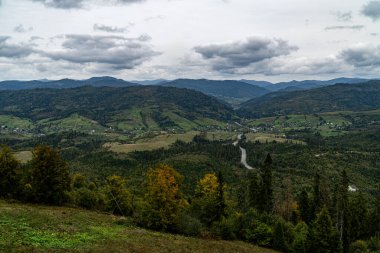 Muhteşem panoramik manzarası güçlü Karpatlar dağlar ve güzel mavi gökyüzü arka plan üzerinde iğne yapraklı orman. Vahşi bakire Ukraynalı doğa güzelliği. Sükunet