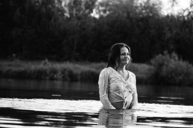 Parktaki gölde çekilmiş siyah beyaz bir kız fotoğrafı..   