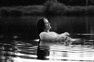Parktaki gölde çekilmiş siyah beyaz bir kız fotoğrafı..   