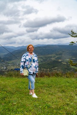 Kadın tepenin üstüne