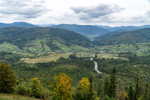 Muhteşem panoramik manzarası güçlü Karpatlar dağlar ve güzel mavi gökyüzü arka plan üzerinde iğne yapraklı orman. Vahşi bakire Ukraynalı doğa güzelliği. Sükunet