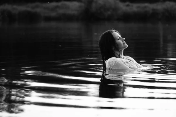 Photo Noir Blanc Une Fille Sur Lac Dans Parc Cheveux Images De Stock Libres De Droits