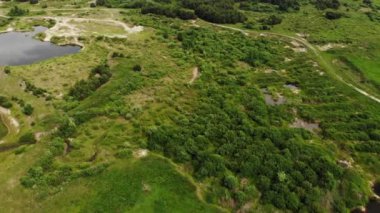 Hava manzarası, kırsal arazinin güzel drone görüntüleri.
