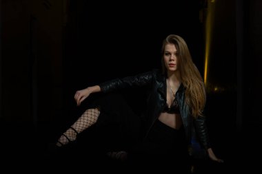 Siyah deri ceketli güzel bir kızın portresi. stüdyo fotoğrafçılığı