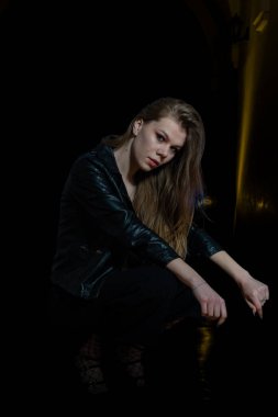 Karanlık bir iç mekanda poz veren güzel, şehvetli bir genç kızın portresi. Moda fotoğrafı..