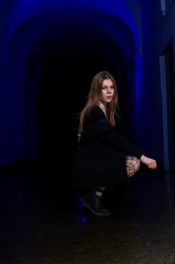 Karanlık bir iç mekanda poz veren güzel, şehvetli bir genç kızın portresi. Moda fotoğrafı..