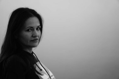 Güzel bir kadının siyah-beyaz hassas portresi. 