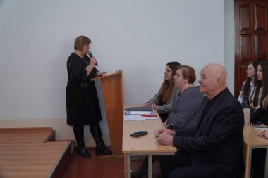 Lutsk, Ukrayna: 8 Mart 'ta Ulusal Gıda Teknolojileri Üniversitesi' nin Volyn Profesyonel Koleji 'nde ödül töreninde öğrencilere konuşma yapan öğretmen