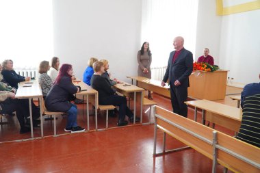 Lutsk, Ukrayna: 8 Mart 'ta Ulusal Gıda Teknolojileri Üniversitesi' nin Volyn Profesyonel Koleji 'nde ödül töreninde öğrencilere konuşma yapan öğretmen