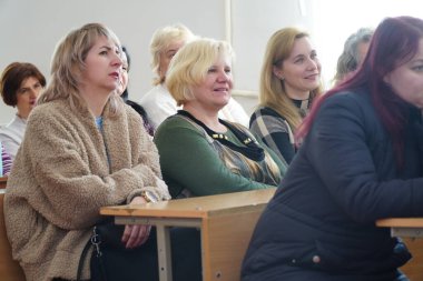 Lutsk, Ukrayna: 8 Mart 'ta Ulusal Gıda Teknolojileri Üniversitesi' nin Volyn Profesyonel Koleji 'nde düzenlenen ödül töreninde öğrencilerin ebeveynleri