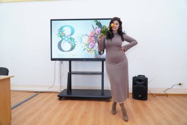 Lutsk, Ukrayna: Ulusal Gıda Teknolojileri Üniversitesi Volyn Profesyonel Koleji 'nde 8 Mart' ta ödül töreninde öğretmen