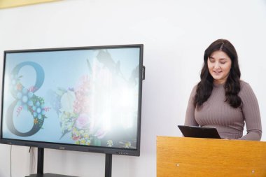 Lutsk, Ukrayna: 8 Mart 'ta Ulusal Gıda Teknolojileri Üniversitesi' nin Volyn Profesyonel Koleji 'nde ödül töreninde öğrencilere konuşma yapan öğretmen