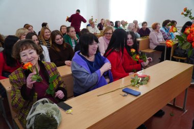 Lutsk, Ukrayna: 8 Mart 'ta Ulusal Gıda Teknolojileri Üniversitesi' nin Volyn Profesyonel Koleji 'nde düzenlenen ödül töreninde öğrencilerin ebeveynleri