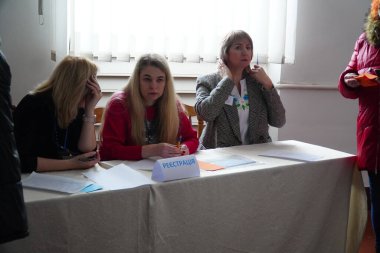 Lutsk, Ukrayna: Ulusal Gıda Teknolojileri Üniversitesi 'nin Volyn Profesyonel Koleji' nde 8 Mart 'ta ödül töreninde kayıt masası