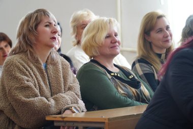 Lutsk, Ukrayna: 8 Mart 'ta Ulusal Gıda Teknolojileri Üniversitesi' nin Volyn Profesyonel Koleji 'nde düzenlenen ödül töreninde öğrencilerin ebeveynleri