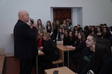 Lutsk, Ukrayna: 8 Mart 'ta Ulusal Gıda Teknolojileri Üniversitesi' nin Volyn Profesyonel Koleji 'nde ödül töreninde öğrencilere konuşma yapan öğretmen