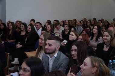 Lutsk, Ukrayna: Ulusal Gıda Teknolojileri Üniversitesi Volyn Profesyonel Koleji 'nde 8 Mart' ta ödül törenindeki insanlar
