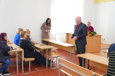 Lutsk, Ukrayna: 8 Mart 'ta Ulusal Gıda Teknolojileri Üniversitesi' nin Volyn Profesyonel Koleji 'nde ödül töreninde öğrencilere konuşma yapan öğretmen