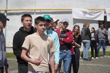 LUTSK, UKRAINE - Ulusal Gıda Teknolojileri Üniversitesi Profesyonel Koleji 'nin sprint yarışmasındaki çocuklar