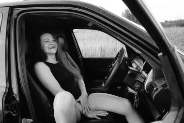 Kadın güzellik modeli arabada poz veriyor.