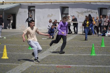 LUTSK, UKRAINE - Ulusal Gıda Teknolojileri Üniversitesi Profesyonel Koleji 'nin sprint yarışmasındaki çocuklar