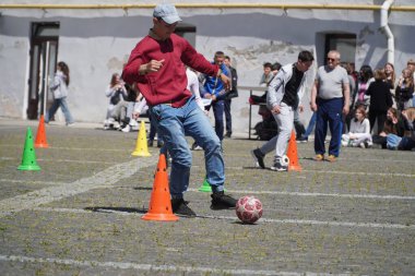 LUTSK, UKRAINE - Ulusal Gıda Teknolojileri Üniversitesi Profesyonel Koleji 'nin sprint yarışmasındaki çocuklar