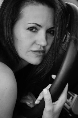 Kadın güzellik modeli arabada poz veriyor.