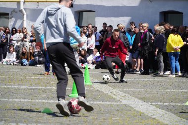 LUTSK, UKRAINE - Ulusal Gıda Teknolojileri Üniversitesi Profesyonel Koleji 'nin sprint yarışmasındaki çocuklar