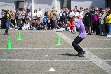 LUTSK, UKRAINE - Ulusal Gıda Teknolojileri Üniversitesi Profesyonel Koleji 'nin sprint yarışmasındaki çocuklar