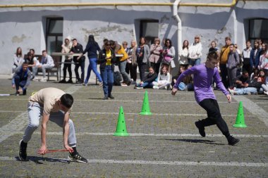 LUTSK, UKRAINE - Ulusal Gıda Teknolojileri Üniversitesi Profesyonel Koleji 'nin sprint yarışmasındaki çocuklar