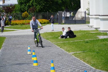 LUTSK, UKRAINE - Ulusal Gıda Teknolojileri Üniversitesi Profesyonel Koleji 'nin sprint yarışmasındaki çocuklar