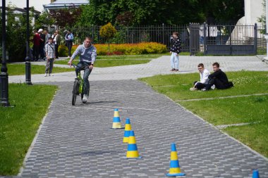 LUTSK, UKRAINE - Ulusal Gıda Teknolojileri Üniversitesi Profesyonel Koleji 'nin sprint yarışmasındaki çocuklar
