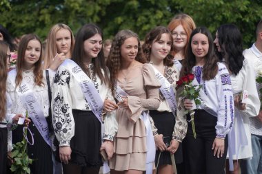 Lutsk Volyn Bölgesi Ukrayna 'daki son lise kutlamaları.