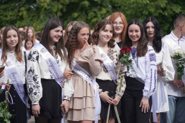 Lutsk Volyn Bölgesi Ukrayna 'daki son lise kutlamaları.