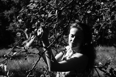 Siyah beyaz güzel kız pozu manzarası