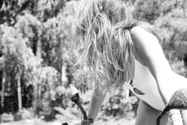 Arazi yolunda bisikletle poz veren güzel kız.