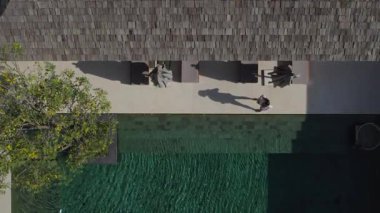 Moda kızı model yürüyüşüyle havuz kenarında yürüyor.