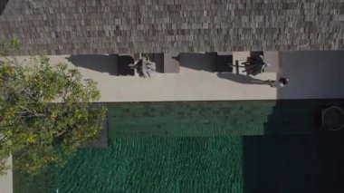 Moda kızı model yürüyüşüyle havuz kenarında yürüyor.