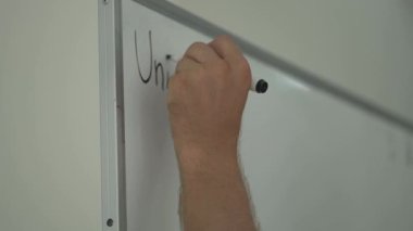 Adam masasında oturup belgeleri inceleyip tablet kullanıyor. Modern, iyi aydınlatılmış bir ofis ortamında odaklanmış çalışma anı