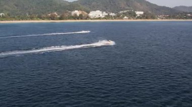 Gün batımında kadın jet ski kullanıyor. Hızlı, özgür ve altın akşam ışığında tropikal enerjiyle dolu..