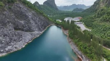 Tayland 'da mavi su ve ağaçlarla kaplı adaların olduğu göl manzarası..