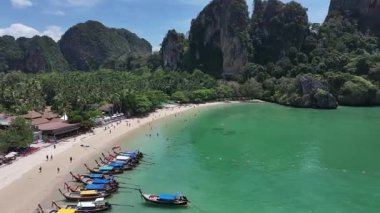 Geleneksel Tayland teknelerinin insansız hava aracı görüntüleri Phi Phi Adası kıyılarında turkuaz sularda demirledi..