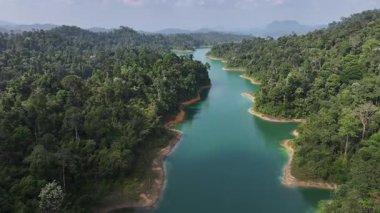 Tayland 'da mavi su ve ağaçlarla kaplı adaların olduğu göl manzarası..