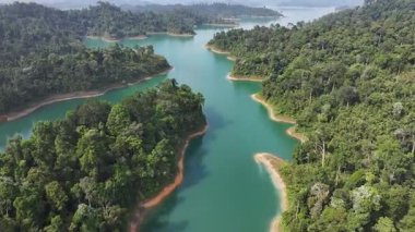 Tayland 'da mavi su ve ağaçlarla kaplı adaların olduğu göl manzarası..