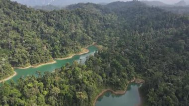 Tayland 'da mavi su ve ağaçlarla kaplı adaların olduğu göl manzarası..