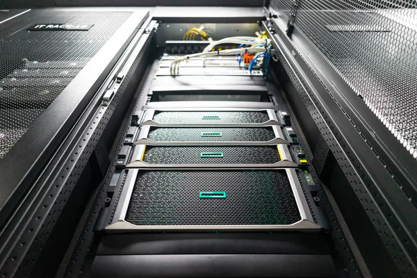 서버룸은 지속적으로 작동하는 컴퓨터 서버를 알려줍니다 진보를 — 스톡 사진