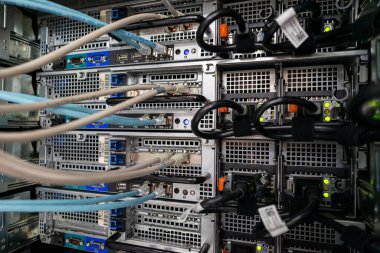 sunucu bilgisayarı yüksek performanslı, istikrarlı ve çok sayıda kullanıcıya hizmet verebilmeli.